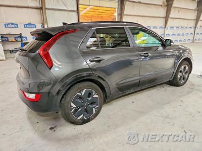 Trzecie zdjęcie samochodu z tyłu: 2023 KIA NIRO WIND VIN:KNDCR3L16P5073394 - miniatura