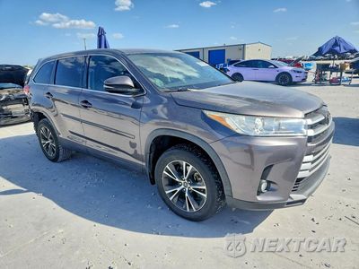 Czwarte zdjęcie samochodu z boku: 2019 TOYOTA HIGHLANDER LE PLUS VIN:5TDZZRFH4KS324258 - miniatura