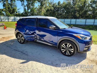 Czwarte zdjęcie samochodu z boku: 2020 NISSAN KICKS SR VIN:3N1CP5DV6LL559297 - miniatura