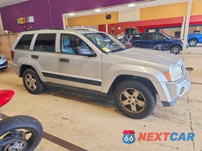 Czwarte zdjęcie samochodu z boku: 2006 JEEP GRAND CHEROKEE LAREDO VIN:1J4GR48646C197743 - miniatura