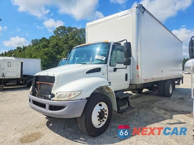 2013 INTERNATIONAL 4300 BOX TRUCK 1HTMMAAL2DH482405 - główne zdjęcie licytacji z USA - miniatura