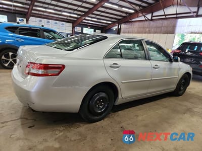 Trzecie zdjęcie samochodu z tyłu: 2010 TOYOTA CAMRY LE VIN:4T1BF3EK2AU557792 - miniatura