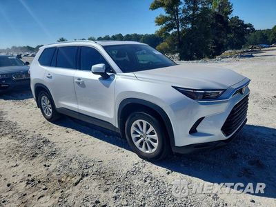Czwarte zdjęcie samochodu z boku: 2024 TOYOTA GRAND HIGHLANDER XLE VIN:5TDAAAB51RS021224 - miniatura