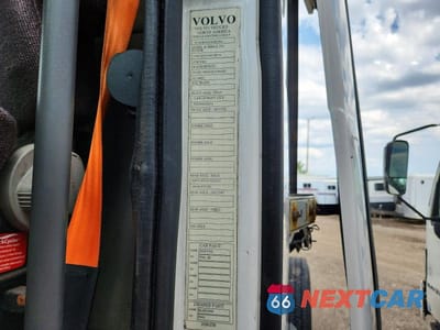 Zdjęcie 12 z 13 samochodu: 2016 VOLVO VNL SEMI TRUCK VIN:4V4N39TG2GN965504 - miniatura