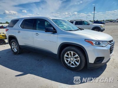 Czwarte zdjęcie samochodu z boku: 2018 CHEVROLET TRAVERSE LS VIN:1GNERFKW6JJ206992 - miniatura