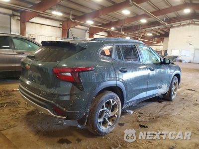Trzecie zdjęcie samochodu z tyłu: 2026 CHEVROLET TRAX 1LT VIN:KL77LHEP8TC073370 - miniatura