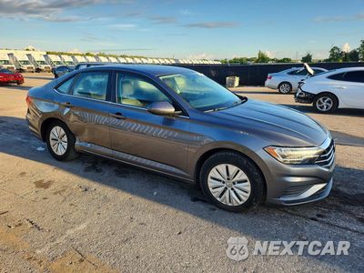 Czwarte zdjęcie samochodu z boku: 2019 VOLKSWAGEN JETTA S VIN:3VWC57BU6KM162798 - miniatura