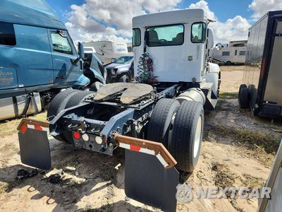 Trzecie zdjęcie samochodu z tyłu: 2016 KENWORTH T370 SEMI TRUCK VIN:2XKHAJ8X7GM497119 - miniatura