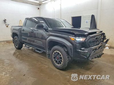 Czwarte zdjęcie samochodu z boku: 2025 TOYOTA TACOMA TRD OFF-ROAD VIN:3TMLB5JN5SM100741 - miniatura