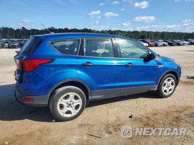 Trzecie zdjęcie samochodu z tyłu: 2019 FORD ESCAPE S VIN:1FMCU0F79KUB21641 - miniatura