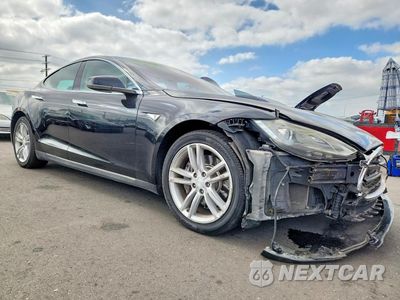 Czwarte zdjęcie samochodu z boku: 2013 TESLA MODEL S VIN:5YJSA1CN2DFP28025 - miniatura