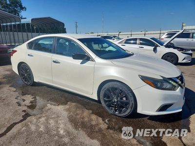 Czwarte zdjęcie samochodu z boku: 2017 NISSAN ALTIMA 2.5 SR VIN:1N4AL3AP8HC214016 - miniatura