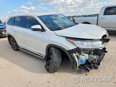 Czwarte zdjęcie samochodu z boku: 2018 TOYOTA HIGHLANDER LE PLUS VIN:5TDZZRFH7JS276737 - miniatura