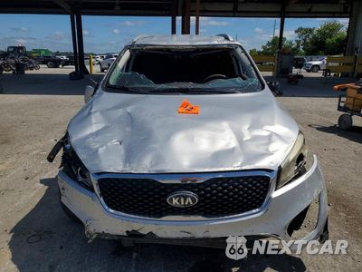 Piąte zdjęcie samochodu w środku: 2016 KIA SORENTO LX VIN:5XYPG4A39GG017121 - miniatura