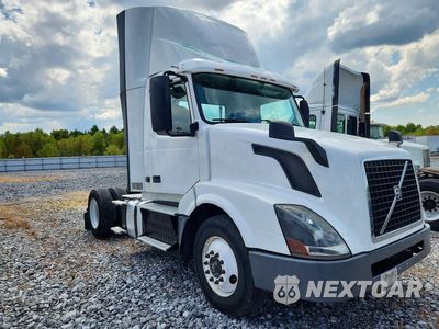 Czwarte zdjęcie samochodu z boku: 2017 VOLVO VNL SEMI TRUCK VIN:4V4N39TG4HN988087 - miniatura