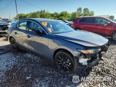 Czwarte zdjęcie samochodu z boku: 2026 MAZDA 3 PREFERRED VIN:JM1BPBCL8T1890607 - miniatura