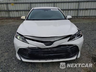 Piąte zdjęcie samochodu w środku: 2018 TOYOTA CAMRY LE VIN:4T1B11HK9JU626279 - miniatura