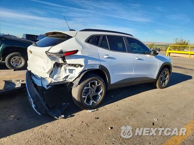 Trzecie zdjęcie samochodu z tyłu: 2024 CHEVROLET TRAX 1LT VIN:KL77LHE24RC115756 - miniatura
