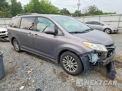Czwarte zdjęcie samochodu z boku: 2019 TOYOTA SIENNA XLE 8-PASSENGER VIN:5TDYZ3DC7KS006733 - miniatura