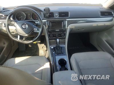 Zdjęcie 8 z 12 samochodu: 2017 VOLKSWAGEN PASSAT SE VIN:1VWBT7A30HC057002 - miniatura