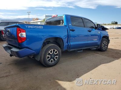 Trzecie zdjęcie samochodu z tyłu: 2018 TOYOTA TUNDRA CREWMAX SR5 VIN:5TFDY5F16JX712562 - miniatura