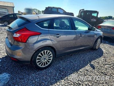 Trzecie zdjęcie samochodu z tyłu: 2012 FORD FOCUS TITANIUM VIN:1FAHP3N20CL283129 - miniatura