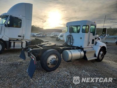Trzecie zdjęcie samochodu z tyłu: 2015 KENWORTH T370 SEMI TRUCK VIN:2XKHAJ7X2FM462519 - miniatura