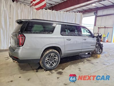 Trzecie zdjęcie samochodu z tyłu: 2025 CHEVROLET SUBURBAN K1500 Z71 VIN:1GNS6DRDXSR244488 - miniatura