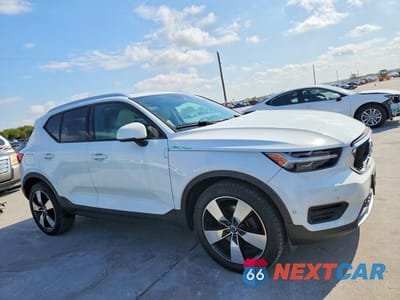 Czwarte zdjęcie samochodu z boku: 2019 VOLVO XC40 T5 MOMENTUM VIN:YV4162UK0K2133310 - miniatura