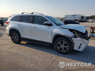 Czwarte zdjęcie samochodu z boku: 2019 TOYOTA HIGHLANDER LE VIN:5TDZZRFH3KS350138 - miniatura