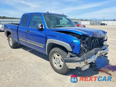 Czwarte zdjęcie samochodu z boku: 2004 CHEVROLET SILVERADO K1500 VIN:2GCEK19T741219406 - miniatura