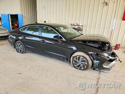 Czwarte zdjęcie samochodu z boku: 2026 HYUNDAI SONATA HYBRID BLUE VIN:KMHL24JJ8TA154164 - miniatura