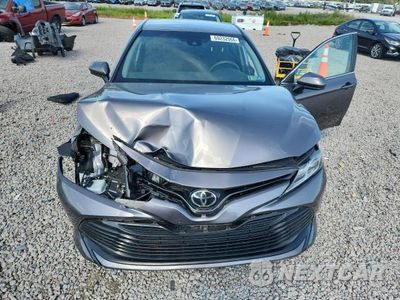 Piąte zdjęcie samochodu w środku: 2018 TOYOTA CAMRY LE VIN:4T1B11HK1JU016201 - miniatura