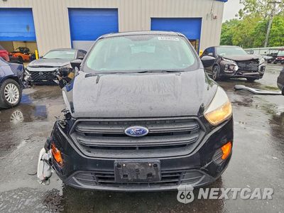 Piąte zdjęcie samochodu w środku: 2017 FORD ESCAPE S VIN:1FMCU0F75HUE56680 - miniatura