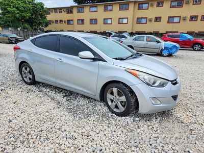 Czwarte zdjęcie samochodu z boku: 2013 HYUNDAI ELANTRA GLS VIN:5NPDH4AE8DH326732 - miniatura