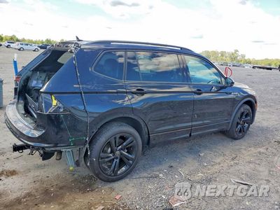 Trzecie zdjęcie samochodu z tyłu: 2024 VOLKSWAGEN TIGUAN SE R-LINE BLACK VIN:3VV8B7AX0RM018589 - miniatura