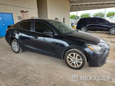 Czwarte zdjęcie samochodu z boku: 2018 TOYOTA YARIS IA BASE VIN:3MYDLBYVXJY331634 - miniatura