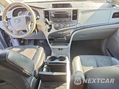 Zdjęcie 8 z 14 samochodu: 2014 TOYOTA SIENNA SPORT VIN:5TDXK3DCXES448653 - miniatura