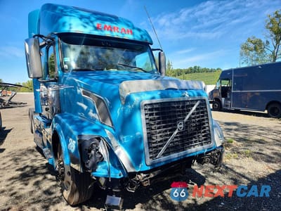 Piąte zdjęcie samochodu w środku: 2017 VOLVO VNL SEMI TRUCK VIN:4V4NC9TJ6HN986207 - miniatura