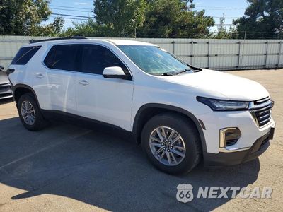 Czwarte zdjęcie samochodu z boku: 2022 CHEVROLET TRAVERSE LT VIN:1GNEVHKW7NJ122886 - miniatura