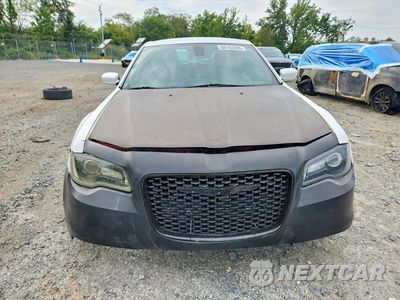Piąte zdjęcie samochodu w środku: 2019 CHRYSLER 300 S VIN:2C3CCABG0KH536034 - miniatura