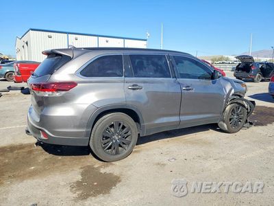 Trzecie zdjęcie samochodu z tyłu: 2019 TOYOTA HIGHLANDER SE VIN:5TDKZRFHXKS569583 - miniatura