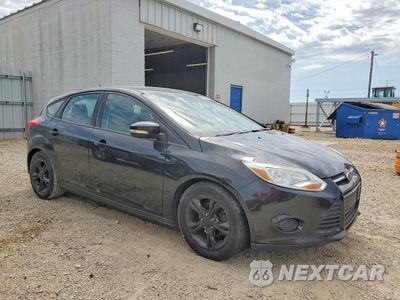 Czwarte zdjęcie samochodu z boku: 2014 FORD FOCUS SE VIN:1FADP3K23EL136275 - miniatura