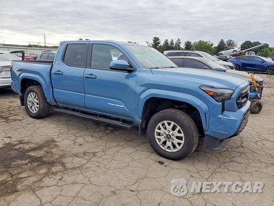 Czwarte zdjęcie samochodu z boku: 2026 TOYOTA TACOMA SR5 VIN:3TMLB5JN0TM211960 - miniatura
