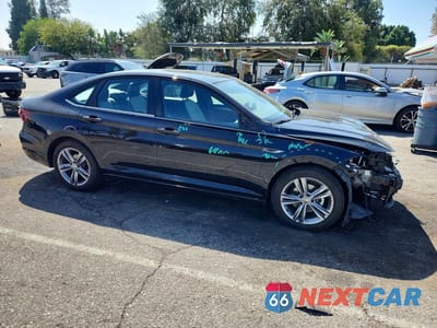 Czwarte zdjęcie samochodu z boku: 2020 VOLKSWAGEN JETTA S VIN:3VWCB7BUXLM067302 - miniatura