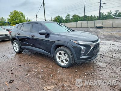 Czwarte zdjęcie samochodu z boku: 2025 CHEVROLET TRAX LS VIN:KL77LFEP6SC043531 - miniatura