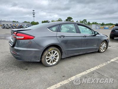 Trzecie zdjęcie samochodu z tyłu: 2019 FORD FUSION SE VIN:3FA6P0LU5KR157181 - miniatura