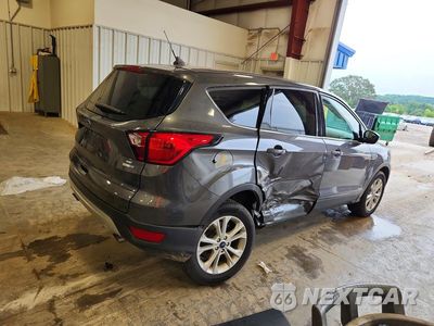 Trzecie zdjęcie samochodu z tyłu: 2019 FORD ESCAPE SE VIN:1FMCU9GDXKUB50168 - miniatura