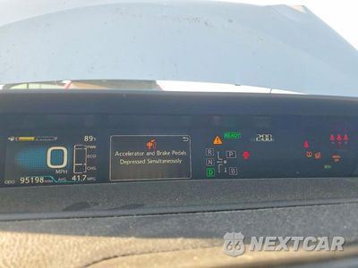 Zdjęcie 9 z 12 samochodu: 2017 TOYOTA PRIUS TWO VIN:JTDKBRFU7H3046730 - miniatura