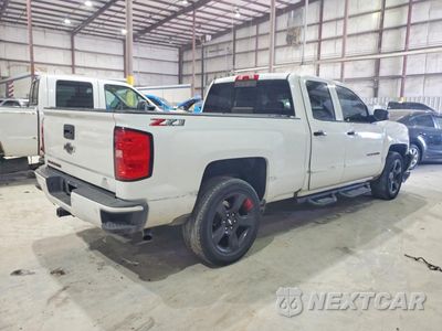 Trzecie zdjęcie samochodu z tyłu: 2018 CHEVROLET SILVERADO K1500 LT VIN:1GCVKREH2JZ123170 - miniatura